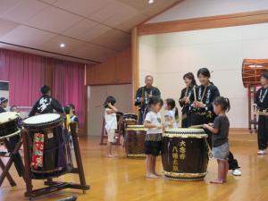 太鼓を叩かせてもらっているところ