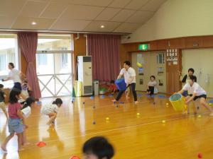 子どもたちがボール投げをしている写真