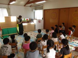 こおろぎの絵本を見ている子ども達