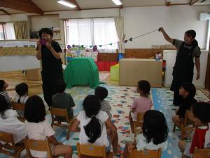 おおきなさつまいもの話を見ている子どもの写真
